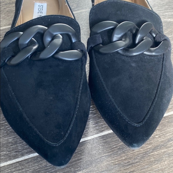 The Pointed Flat with Chain in Black - Picture 4 of 9